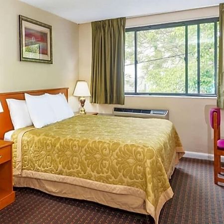 Super 8 By Wyndham Watertown/Cambridge/Boston Area Ξενοδοχείο Εξωτερικό φωτογραφία