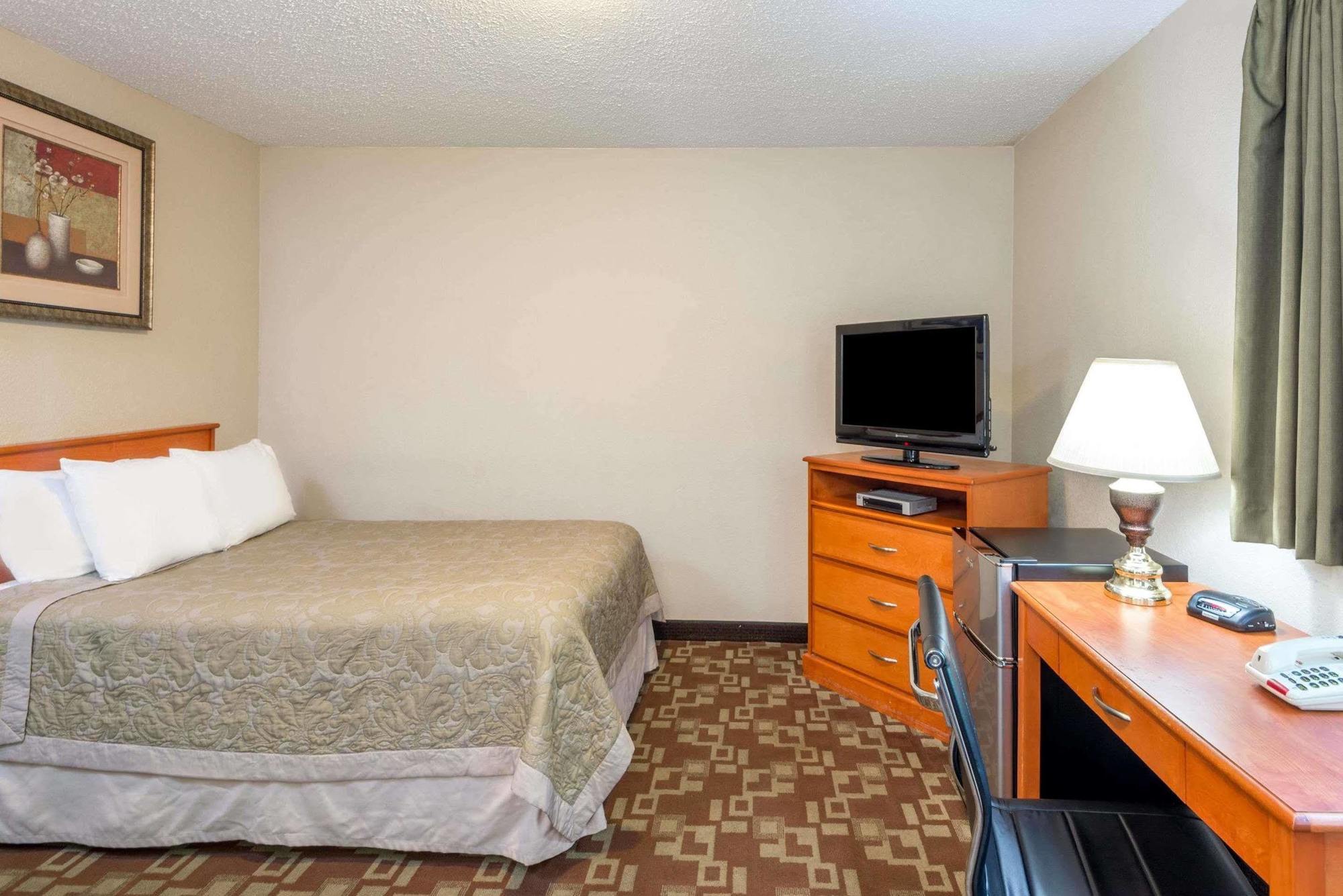 Super 8 By Wyndham Watertown/Cambridge/Boston Area Ξενοδοχείο Εξωτερικό φωτογραφία