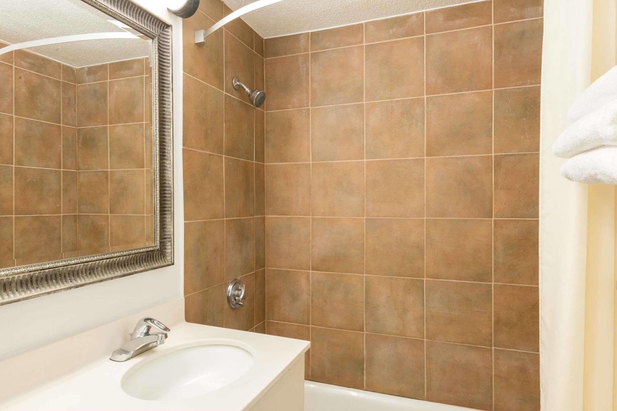 Super 8 By Wyndham Watertown/Cambridge/Boston Area Ξενοδοχείο Εξωτερικό φωτογραφία