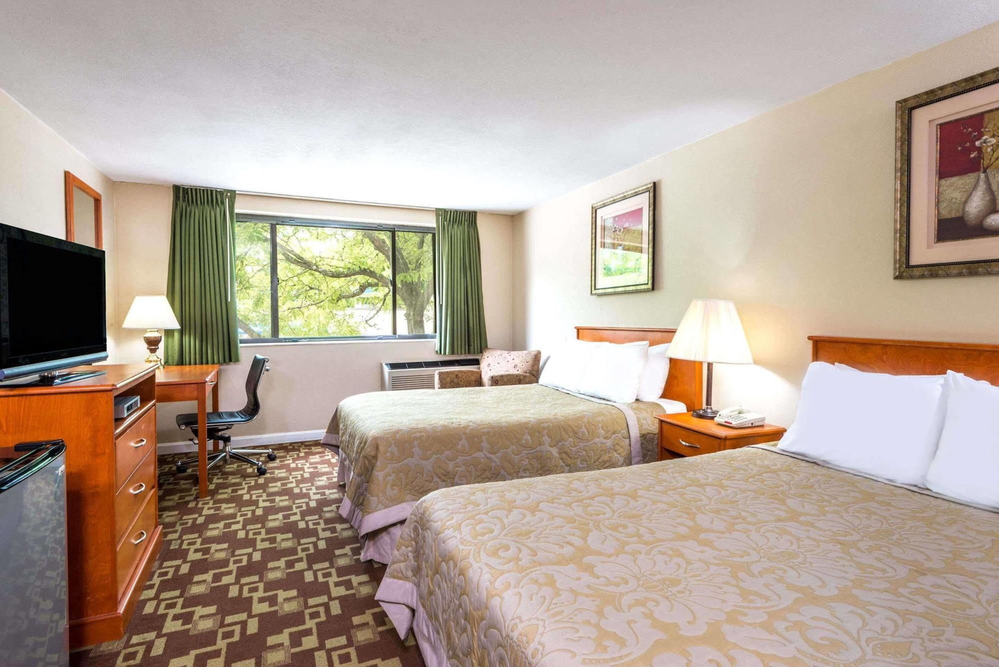 Super 8 By Wyndham Watertown/Cambridge/Boston Area Ξενοδοχείο Εξωτερικό φωτογραφία